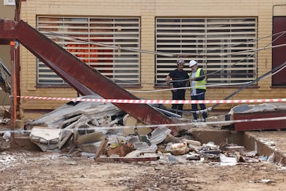 Los restos de inmuebles en la localidad de Massanassa este domingo. 