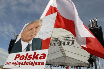 Un cartel electoral de la campaña de Jaroslaw Kaczynski, con el lema "Polonia es lo más importante".