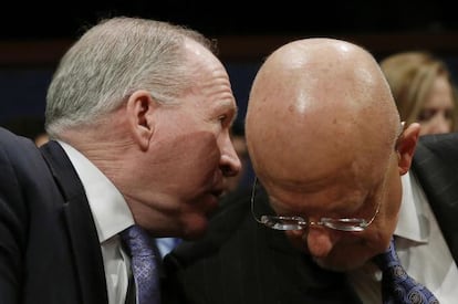 El director de la CIA, John Brennan, charla con el Director de Inteligencia Nacional, James Clapper.