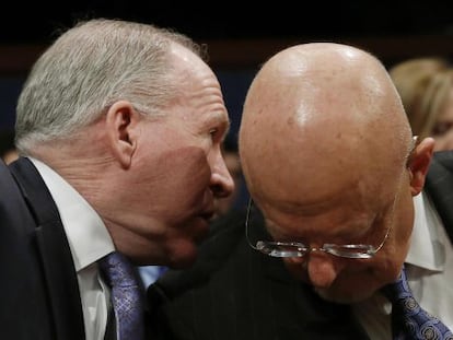 El director de la CIA, John Brennan, charla con el Director de Inteligencia Nacional, James Clapper.