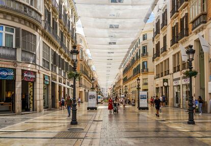 Los toldos cubriendo en verano la calle Marqués de Larios, en Málaga.