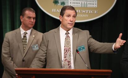 El teniente John Corina y, al fondo, el capitán Christopher Bergner, en la rueda de prensa por el caso de Natalie Wood el pasado 5 de febrero en Los Ángeles.