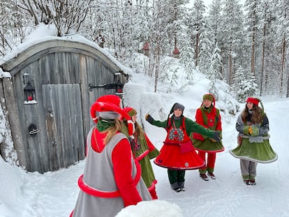 Varios elfos en Dream of Joulukka, en la ciudad finlandesa de Rovaniemi.