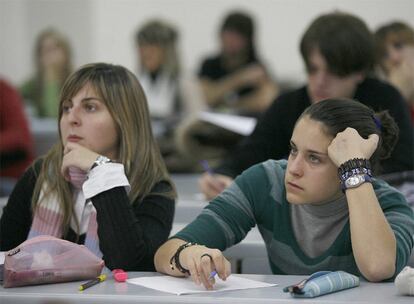 Dos alumnas de la Facultad de Psicología de la Universidad del País Vasco.