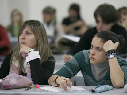 Dos alumnas de la Facultad de Psicología de la Universidad del País Vasco.
