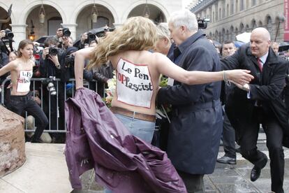 Activistes de Femen irrompen en un acte en què participava la presidenta del Front Nacional de França, Marine Le Pen, durant les celebracions del Primer de Maig, a París.