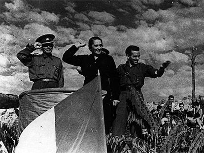 Dolores Ibárruri, junto al general Walter y a Francisco Antón (derecha).
