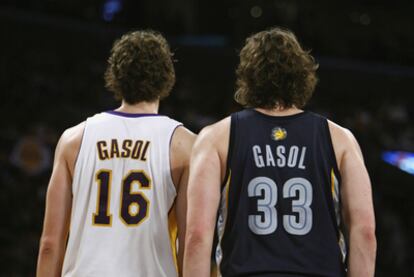 Pau y Marc Gasol, durante un partido entre Lakers y Memphis.