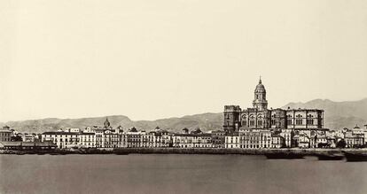 El muelle y la Catedral de Málaga desde el mar (1862).