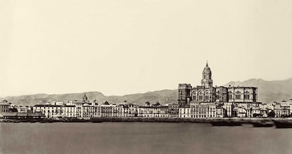 El muelle y la Catedral de Málaga desde el mar (1862).