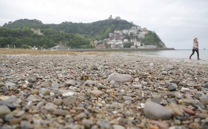 Un manto de piedras oculta la arena de la playa de Ondarreta (San Sebastián)