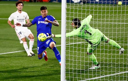 Courtois despeja una ocasión del Getafe en el partido disputado en el Coliseum