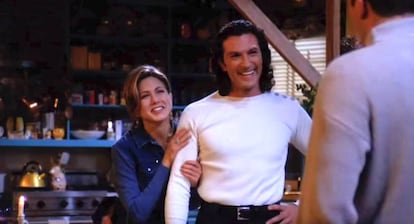 Cosimo Fusco y Jennifer Aniston, en un fotograma de la serie.