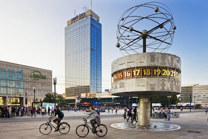 Si Alexanderplatz es uno de los lugares más visitados de Berlín, el reloj mundial ubicado en la plaza, de 10 metros de altura, se ha convertido en un icono. Además de su moderno diseño, una representación del sistema solar, su peculiaridad reside en que da la hora de todas las franjas horarias del mundo. Casi de manera metafórica, comenzó a hacerlo en un momento en el que la ciudad y el país todavía estaban divididos por el Muro, pues su construcción data del año 1969, cuando se remodeló la plaza, convirtiéndola en peatonal, y se levantó otro de los referentes de la zona: la torre de la televisión de Berlín.
