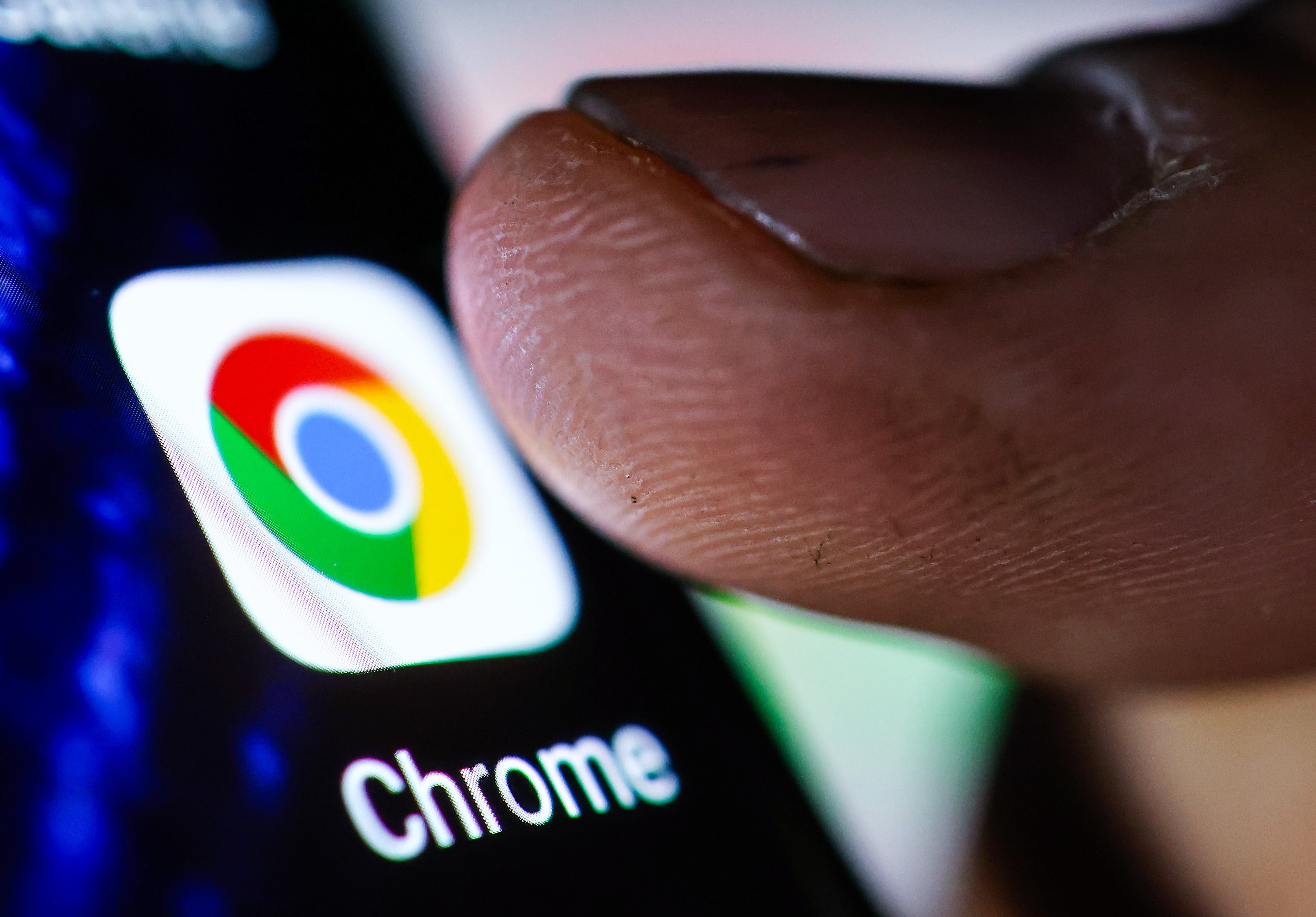 Un móvil con la aplicación de Chrome.