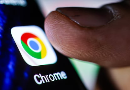 Un móvil con la aplicación de Chrome.