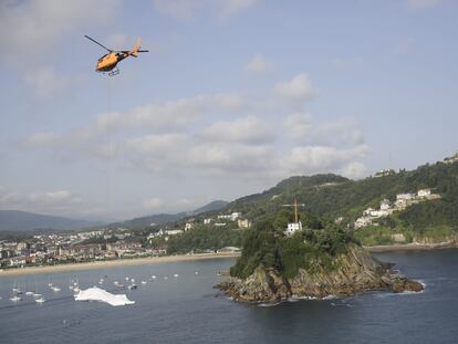 Un helicóptero transporta este martes una pieza de la obra escultórica de Cristina Iglesias a la isla Santa Clara de San Sebastián.