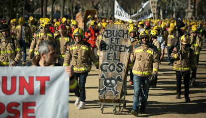 Manifestación de Bomberos de la Generalitat a su paso por el parque de la Ciudadela.