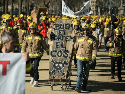 Manifestació de Bombers de la Generalitat al seu pas pel parc de la Ciutadella.