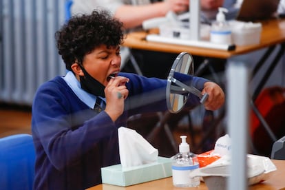 Un estudiante se toma una muestra para un análisis de coronavirus en un instituto de la localidad inglesa de Weaverham.