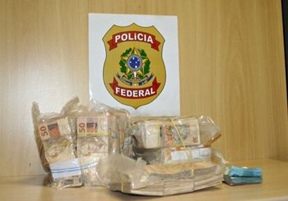 Dinheiro apreendido pela PF em operação contra fraude.