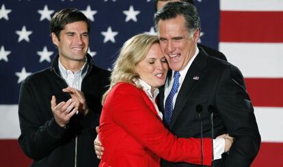 El candidato Mitt Romney, abrazado por su esposa, Ann, el martes en Des Moines.