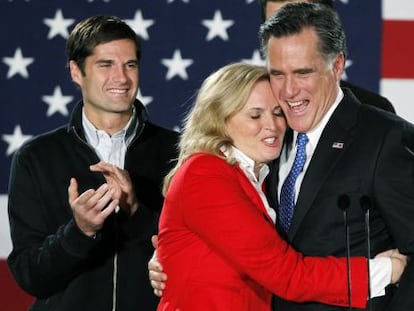 El candidato Mitt Romney, abrazado por su esposa, Ann, el martes en Des Moines.