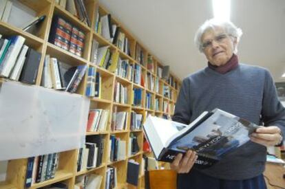 Joaquin Casariego en su biblioteca.
