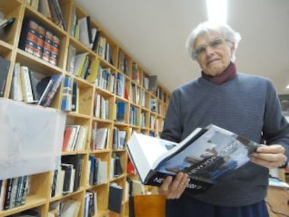 Joaquin Casariego en su biblioteca. 