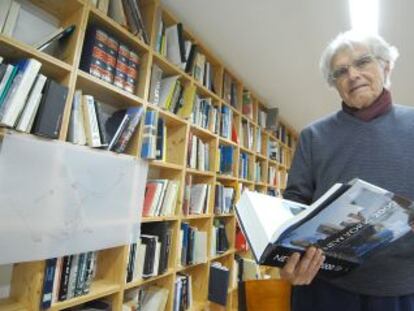 Joaquin Casariego en su biblioteca. 