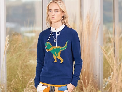 Este jersey con un dinosaurio bordado es una de las prendas del año
