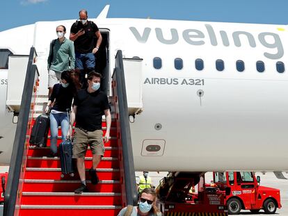 Pasajeros de un avión de Vueling llegan a Palma de Mallorca.