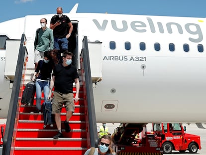Pasajeros de un avión de Vueling llegan a Palma de Mallorca.