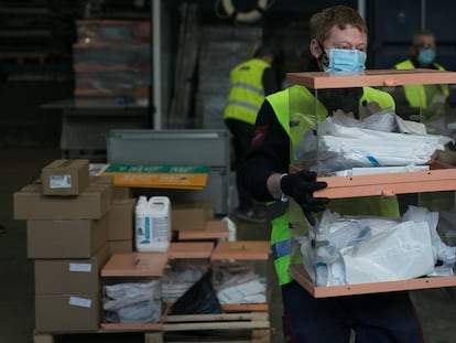 Distribución de material electoral para las elecciones catalanas del 14 de febrero en un almacén de Barcelona, el miércoles.