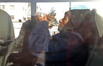 Un hombre bebe agua en un autobús en el que fue evacuado del campo de Yarmuk, al sur de Damasco (Siria). Funcionarios de la ONU que se ocupan de los palestinos denunciaron la semana pasada que el suministro de agua es intermitente en esa zona, cuatro horas cada tres días.