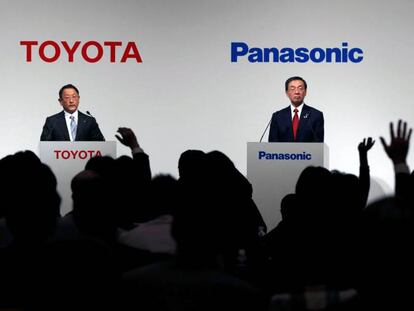 El presidente de Toyota, Akio Toyoda, y el de Panasonic, Kazuhiro Tsuga, en Tokio en diciembre de 2017.