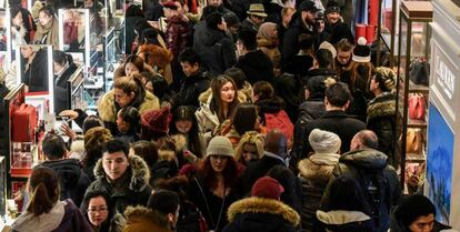 Decenas de personas caminan en un shopping de Estados Unidos para realizar comprar navideñas.