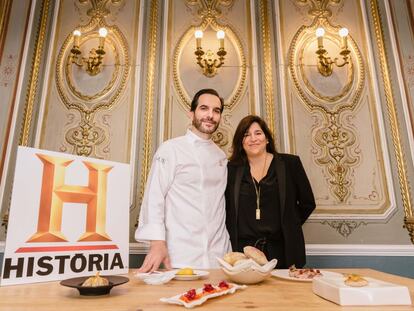 El chef Mario Sandoval y Carolina Godayol, directora del canal Historia, en la presentaci&oacute;n del programa. 