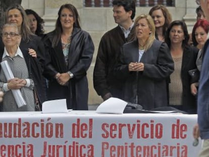 Protesta, ayer en Sevilla, de abogados adscritos al servicio de asistencia jur&iacute;dica a presos. 