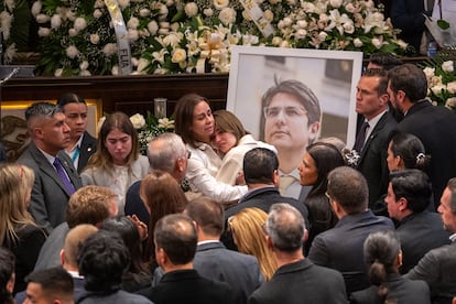 Claudia Tarazona, viuda de Miguel Uribe, abraza a su hija en el Capitolio.