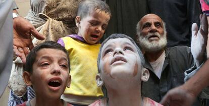 Un grupo de ni&ntilde;os llora tras un bombardeo en el barrio de Fardous, en Alepo, el pasado 11 de octubre.