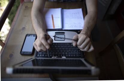 Una persona escribe durante el confinamiento.