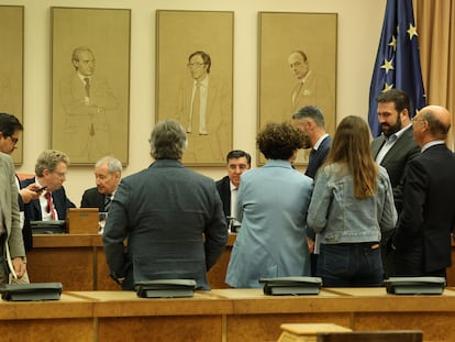 Miembros de la mesa y de la comisión de las 'cloacas' de Interior en su sesión constitutiva en el Congreso.