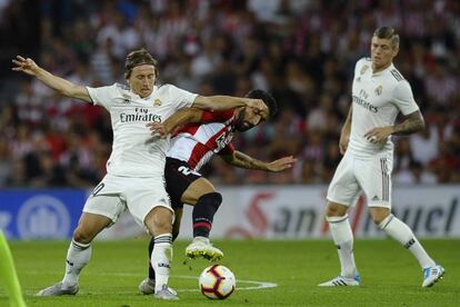 Luka Modric y Raúl García, durante el partido entre el Athletic y el Real Madrid celebrado el día 15.
