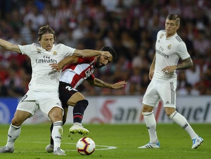 Luka Modric y Raúl García, durante el partido entre el Athletic y el Real Madrid celebrado el día 15.