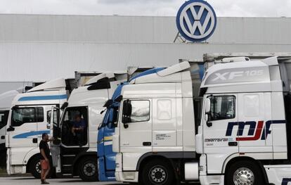 Camions a l'exterior de la fbrica de Volkswagen a Navarra.