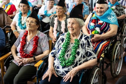 Arriondas 07/31/24 Residents of the Arriondas Multipurpose Resource Center for Senior Citizens, during the meeting. Photograph: Julián Rus