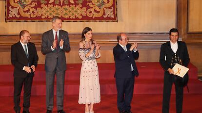 Morante de la Puebla, a la derecha, recogió de manos de los Reyes el Premio Nacional de Tauromaquia 2021.