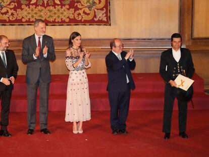 Morante de la Puebla, a la derecha, recogió de manos de los Reyes el Premio Nacional de Tauromaquia 2021.