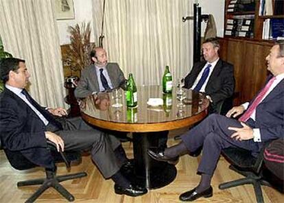 Eduardo Zaplana, Alfredo Pérez Rubalcaba, Jesús Caldera y Luis de Grandes, ayer en el Congreso.